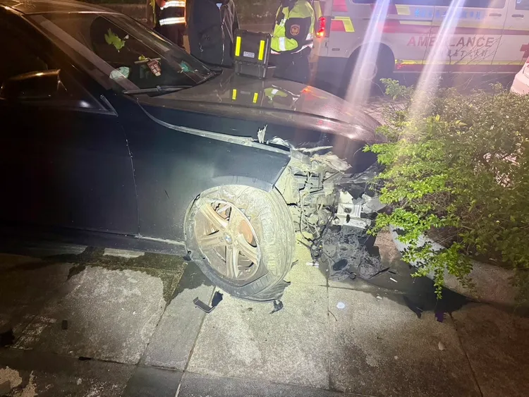 右側車頭嚴重毀損、輪胎爆胎歪斜，可見撞擊力之大。翻攝畫面