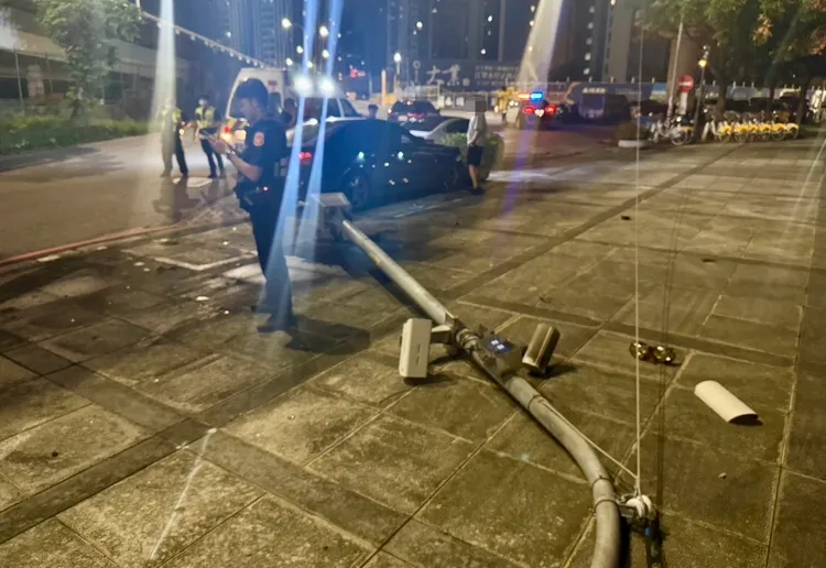 路燈被撞倒後，黑色轎車才停下。翻攝畫面