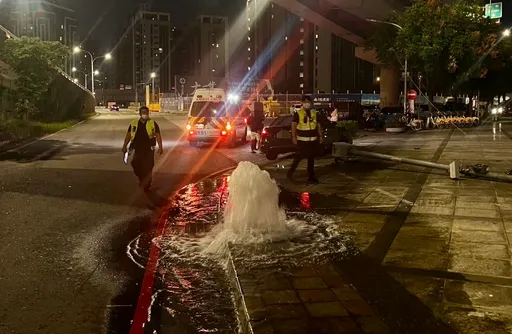 凌晨撞爆消防栓水流狂噴！24歲駕駛辯爆胎釀禍　毒篩卻呈雙陽性