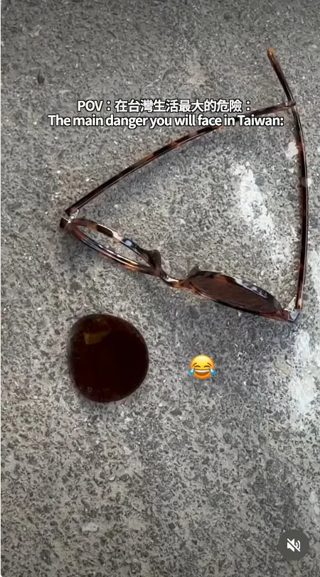 莫彩曦走在台灣街頭，竟多次遭懸掛在廣告布條上的水瓶撞擊額頭與臉部，甚至直接勾到墨鏡，導致眼鏡掉落地面、鏡片損壞。翻攝《hailey_jane的大頭貼照》IG