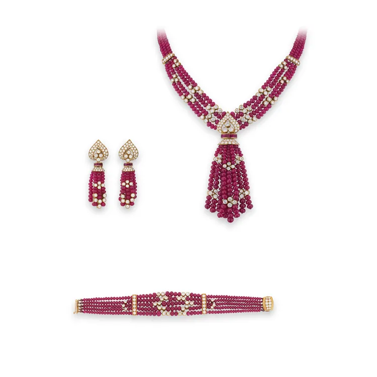 BOUCHERON紅寶石配鑽石套裝（含項鍊、耳環及手鍊），估價7萬至10萬美元（約台幣224萬至320萬元）。