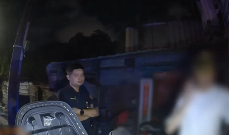 男子闖紅燈又騎車講電話，遭警方攔查還揪出毒駕。翻攝畫面