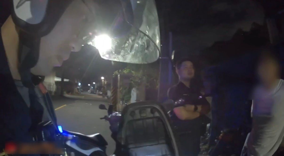 闖紅燈還邊騎邊講電話!鼓山警攔查聞到毒味 男子唾液驗出安非他命