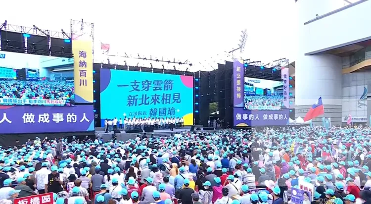 板一體育場湧入超過四萬名支持者，現場旗幟飄揚、加油聲不斷，人潮擠得水洩不通。競辦提供