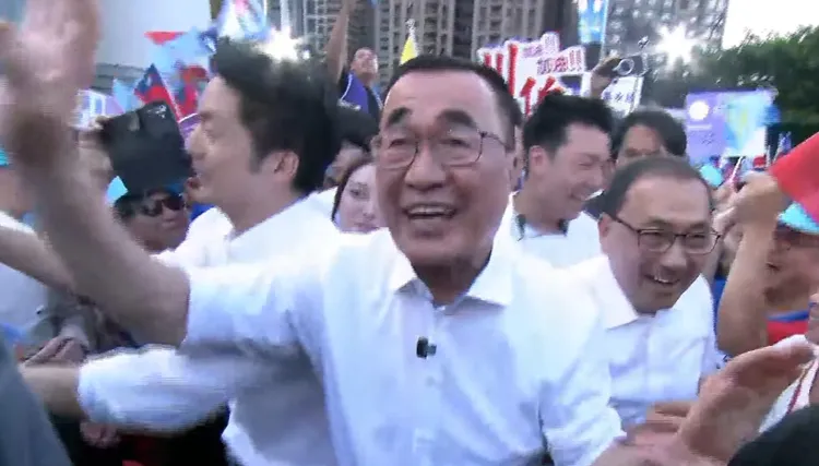 雙北市長蔣萬安、侯友宜陪同參選人李四川大進場，掀起造勢活動最高潮。競辦提供