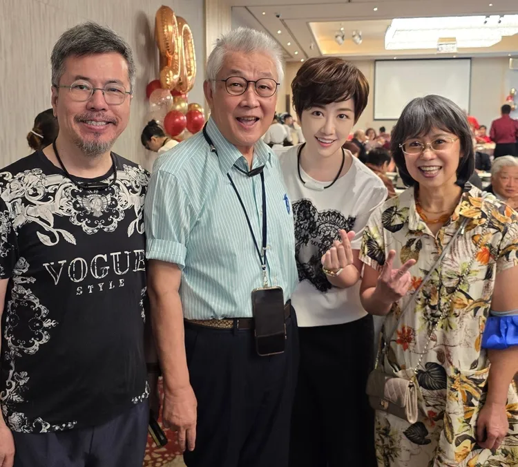 寇紹恩牧師（左二）今5月才動完腦出血手術，8月與黃國倫（左起）、寇乃馨、寇師母聚餐時，氣色不錯，復原情況良好，能幽默和大家聊天。寇乃馨提供