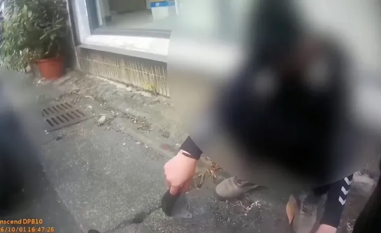 黃男噴完辣椒水後，也因自身眼睛疼痛蹲坐在地。翻攝畫面