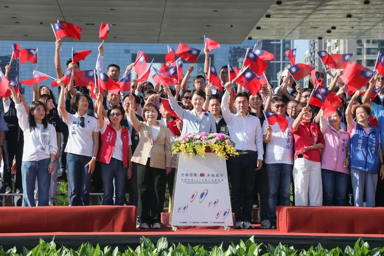 台中市長盧秀燕在卸任前最後一次主持中市府國慶日升旗典禮。中市府提供