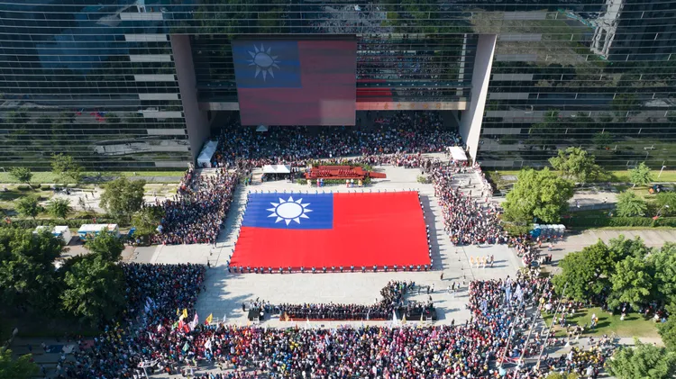 台中市長盧秀燕在卸任前最後一次主持中市府國慶日升旗典禮。中市府提供