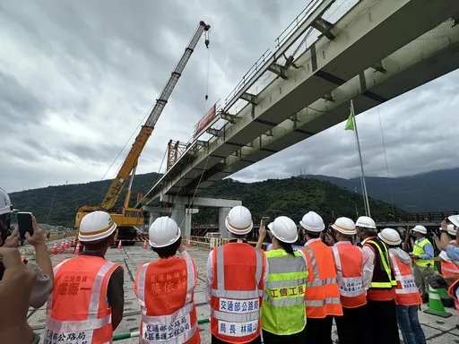 新玉里大橋北上橋鋼梁合龍　拚明年8月底全線通車