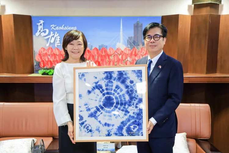 安倍昭惠21日拜會陳其邁市長，陳其邁致贈美濃藍染織品。翻攝畫面
