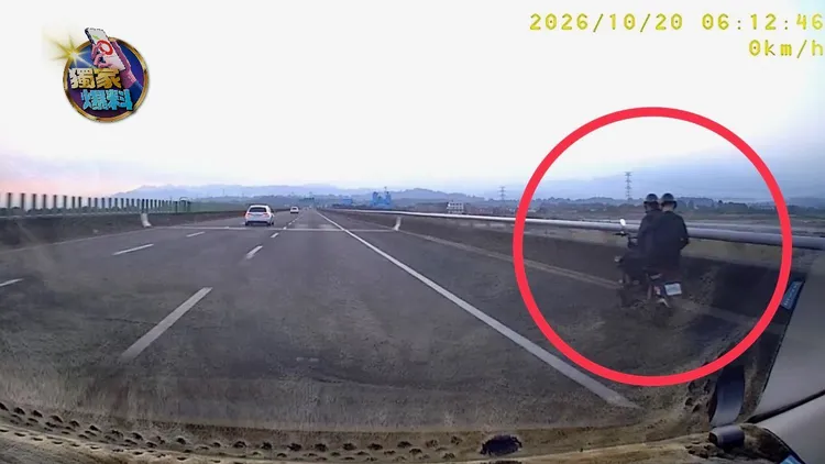 兩車在南雲交流道下，且速度不慢，車輛疑似有改裝。洪先生提供