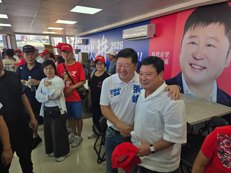 台灣省商業總會理事長施勝郎現身挺張峻。李光濱攝