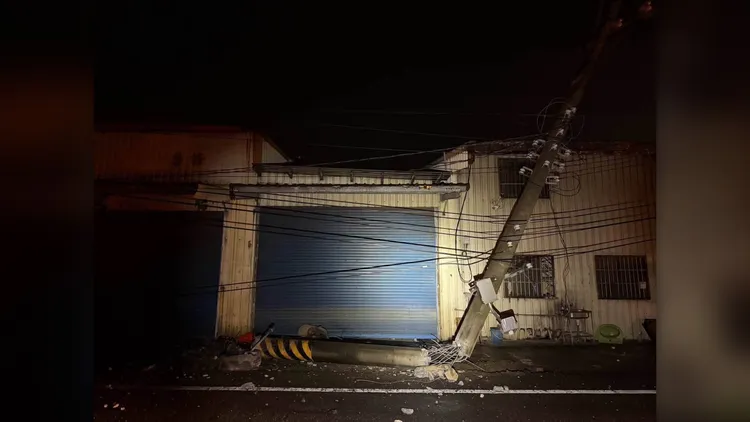簡男毒駕上路，連電線桿都被撞斷。民眾提供