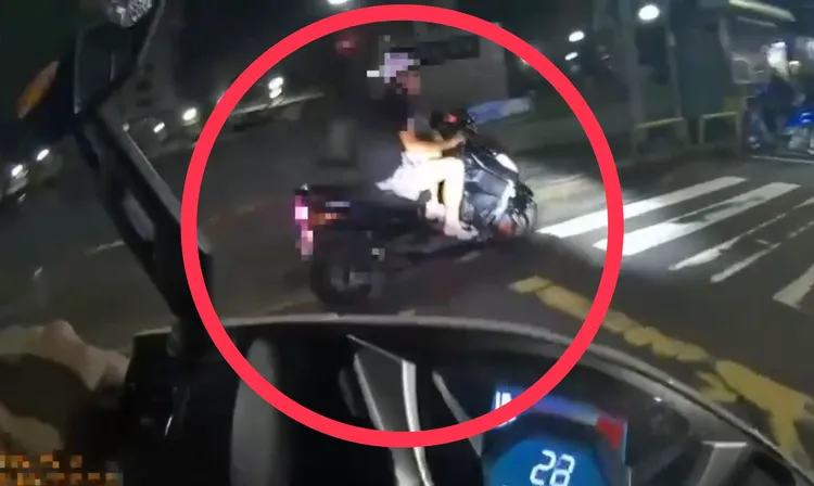 少年用腳煞車後來個90度轉彎，就是不想讓警察追到。翻攝畫面