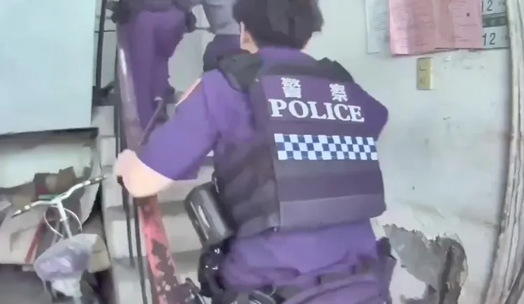 高男躲進民宅樓梯間，後續遭壓制。翻攝畫面
