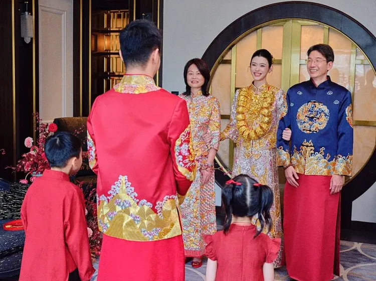 何猷君帶兒女向岳父母行禮，奚夢瑤笑咪咪挽著爸媽。翻攝奚夢瑤IG