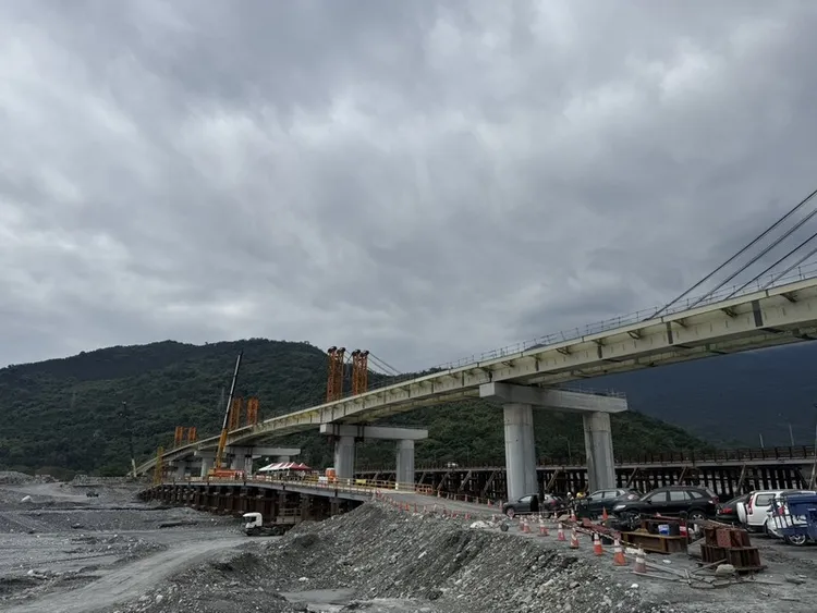 馬太鞍溪橋重建工程進度超前。中央社