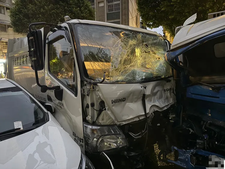 路旁兩輛車遭波及。翻攝畫面