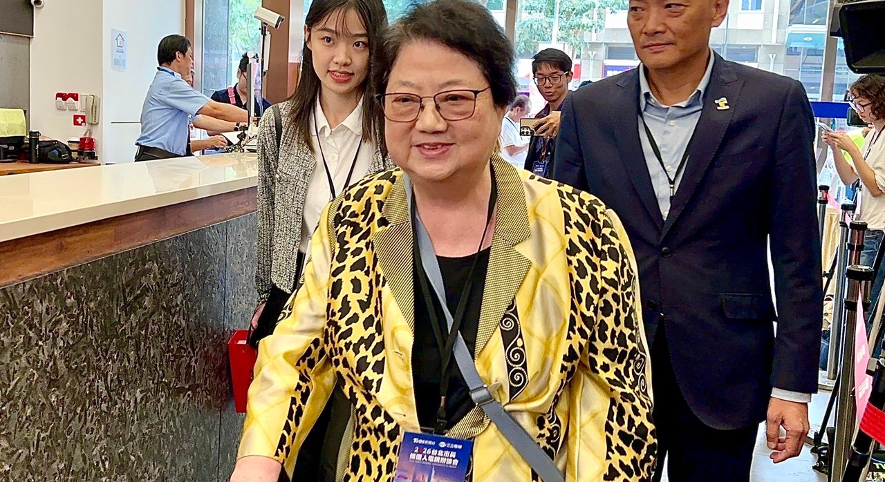 台北辯論|沈伯洋帶女兒髮圈當幸運物 三叔公、阿嬤拄拐杖現身助陣