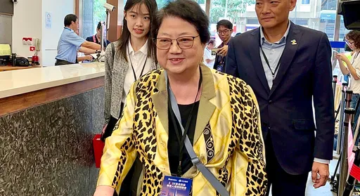 台北辯論｜沈伯洋帶女兒髮圈當幸運物　阿嬤、三叔公現身助陣