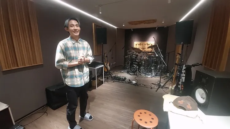 錄音室三樓Live Room收藏許多大象體操團員樂器及音箱。凃建豐攝