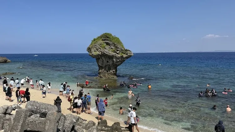 中秋連假期間，屏東小琉球湧進1.5萬人次創新紀錄。民眾提供，中央社