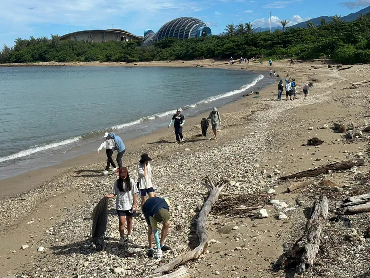 墾丁擁有熱帶海岸、珊瑚礁、沙灘、衝浪、海洋活動、溫泉及恆春文化，卻從國旅代表逐漸陷入「太貴」印象。墾丁國家公園臉書
