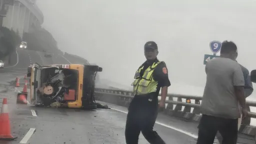 好可怕!台東南迴公路掀巨浪　2車遭浪襲翻覆釀2傷