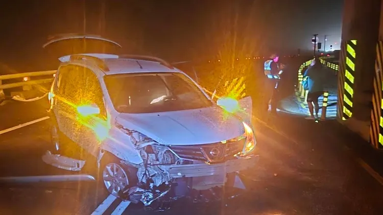 汽車遭浪襲撞護欄。警方提供