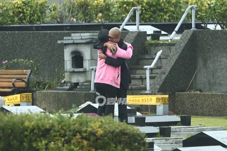 具俊曄（右）也緊抱S媽互相扶持。特勤中心攝