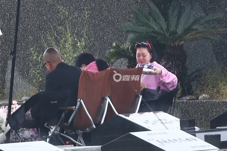 小S（右）拿出一包衛生紙，以備不時之需。特勤中心攝