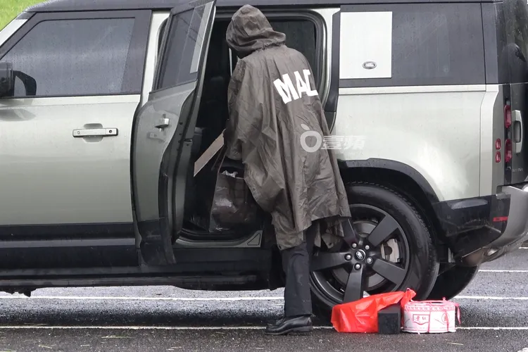 具俊曄穿起雨衣，逐一將物品放上車。特勤中心攝