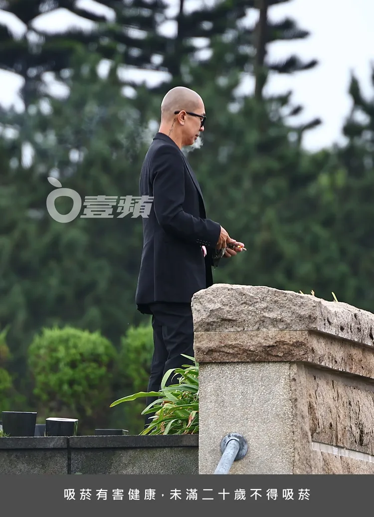 粉絲悼念大S時，具俊曄走到一旁抽菸。特勤中心攝