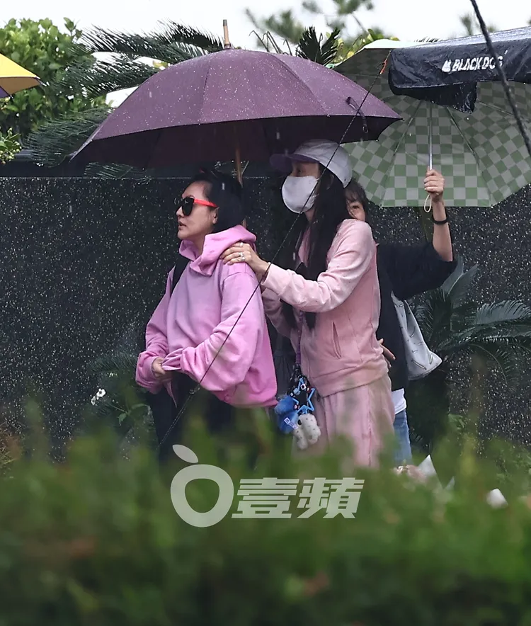范范雙手搭著小S的肩膀，一行人準備離開墓園。特勤中心攝