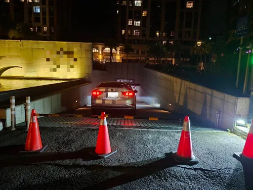 進社區車庫釀意外！淡水女駕駛下坡道疑視線受阻　撞倒總幹事「卡入車底」腿傷送醫