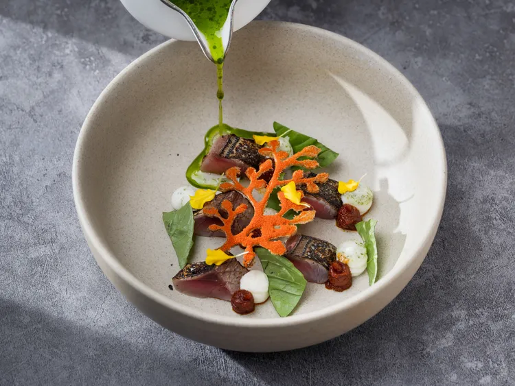 Mario Quarta主廚匠心呈獻前菜「MACKEREL CAPRESE」，以義大利傳統 Caprese 沙拉為靈感，將山海風味凝聚於盤中美品。台北文華東方酒店提供