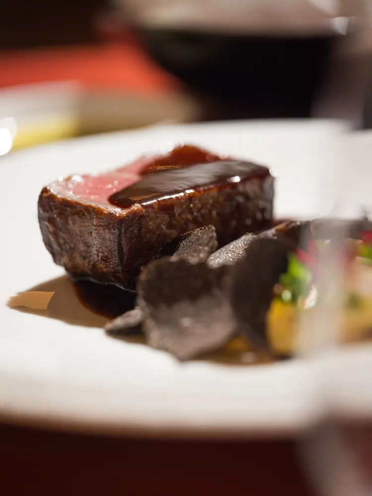 「漫遊山海 ALTITUDE」義饗雙廚星宴，Mario Quarta主廚匠心呈獻主菜「WAGYU FILLET & TRUFFLE」，嚴選日本和牛菲力香煎至金黃並封存鮮美肉汁，搭配紅酒牛肉醬汁與現刨黑松露的奢華香氣，恣賞華麗廚藝交匯的極致饗宴。台北文華東方酒店提供