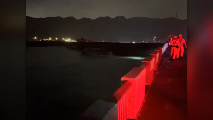 昨天深夜沿海地區仍有強勁風浪，導致搜救難度倍增。翻攝照片