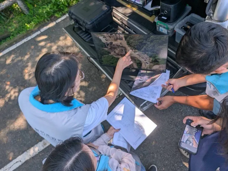 稽查人員依空拍影像規劃地面查證。新竹市府提供