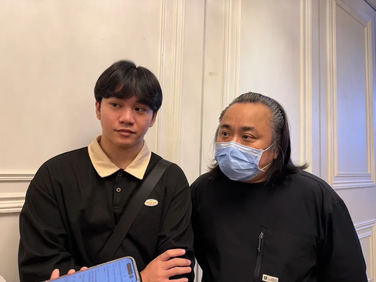 小彬彬（右）昨與兒子迷你彬一起受訪。王思穎攝
