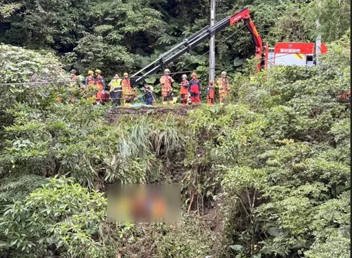 會車竟翻落邊坡！坪林小型吊車摔下山　駕駛噴飛無生命跡象送醫