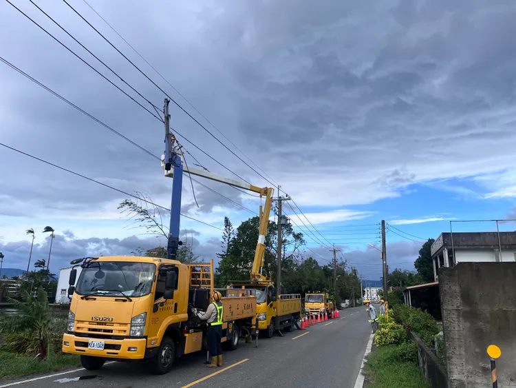 台電為加強搶修效率，已啟動跨區支援。翻攝照片