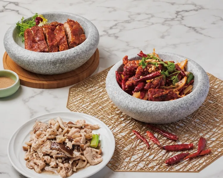 兼顧不同族群多元飲食口味，黑松露嫩雞片（前）、爆炒乾鍋雞（中）、脆皮土雞腿（後）也可以無限點。業者提供