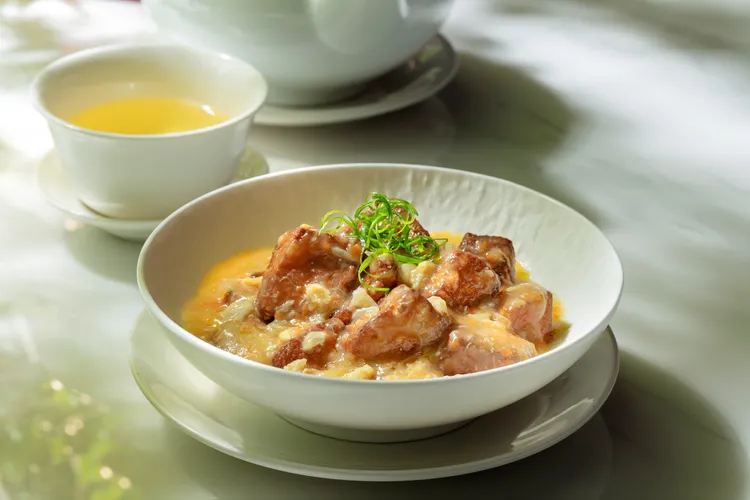 蟹粉燒豆腐使用上海鄉村招牌蟹黃醬烹調製成，香嫩好入口，老少咸宜。業者提供