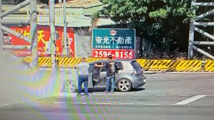 熱心民眾持滅火器幫忙噴灑車頭。翻攝畫面