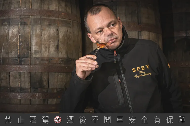 SPEY 酒廠首席蒸餾師 Raymie Mackay 親自品評酒液，持續探索桶陳與風味的更多可能，成就「金色薄霧第二版」的再進化。業者提供