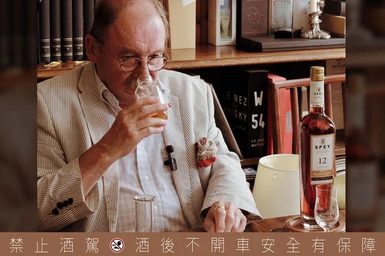 威士忌教父 Charles MacLean 品飲 SPEY 12 年原酒「金色薄霧第二版」後高度讚譽，盛讚其「甚至可能是我品飲過最好的 SPEY」。業者提供