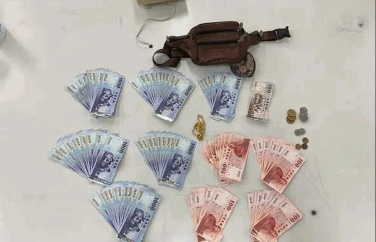 員警林志誠巡邏時拾獲近6萬元現金及約1兩重的黃金項鍊。警方提供