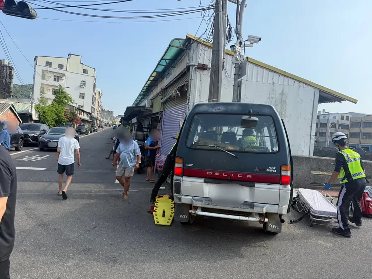 廂型車最後撞上號誌桿。民眾提供
